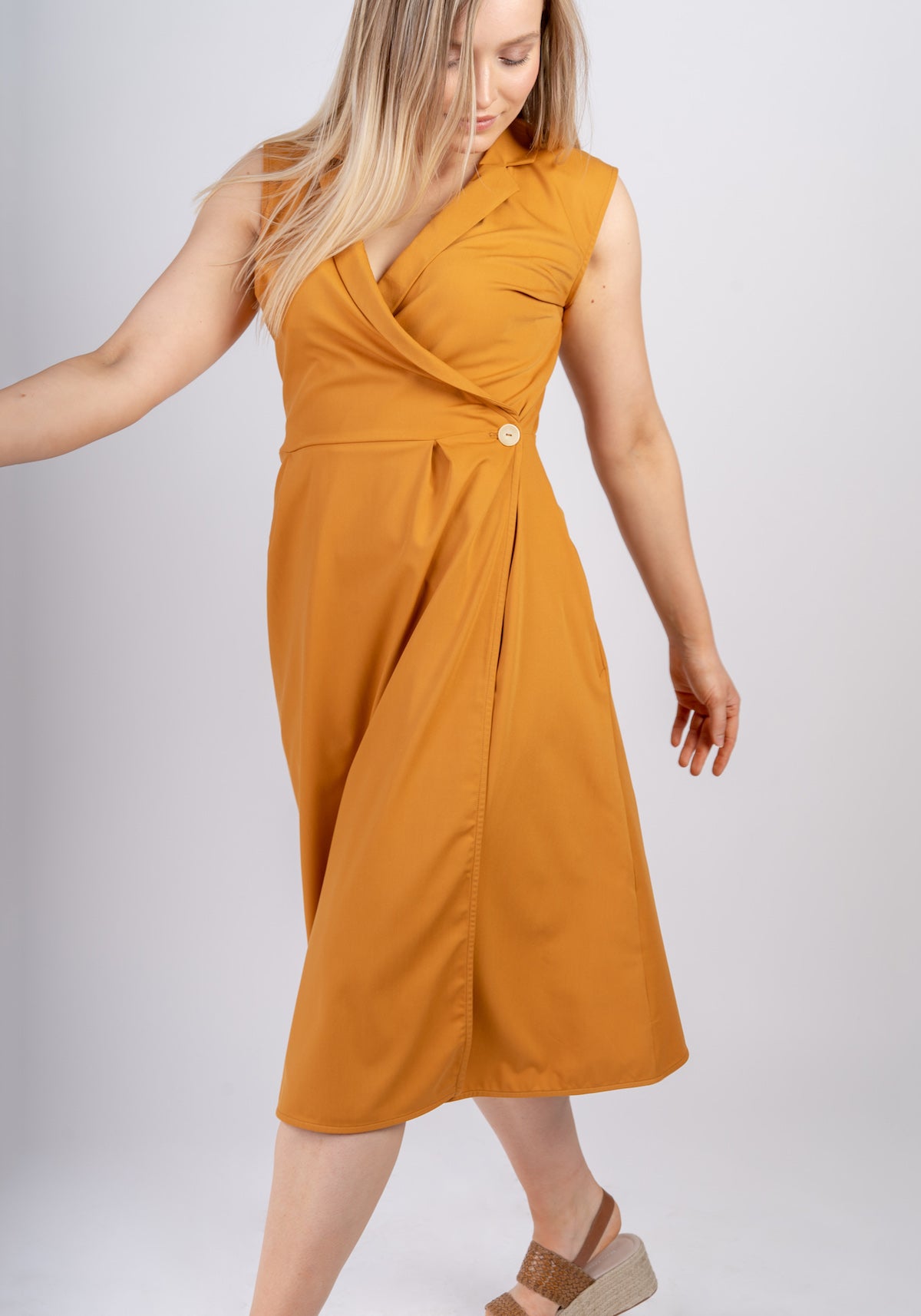 AYANI lang senfgelb Kleid mit Taschen. Wickelkleid in gelb. Kleid in gelb online kaufen.