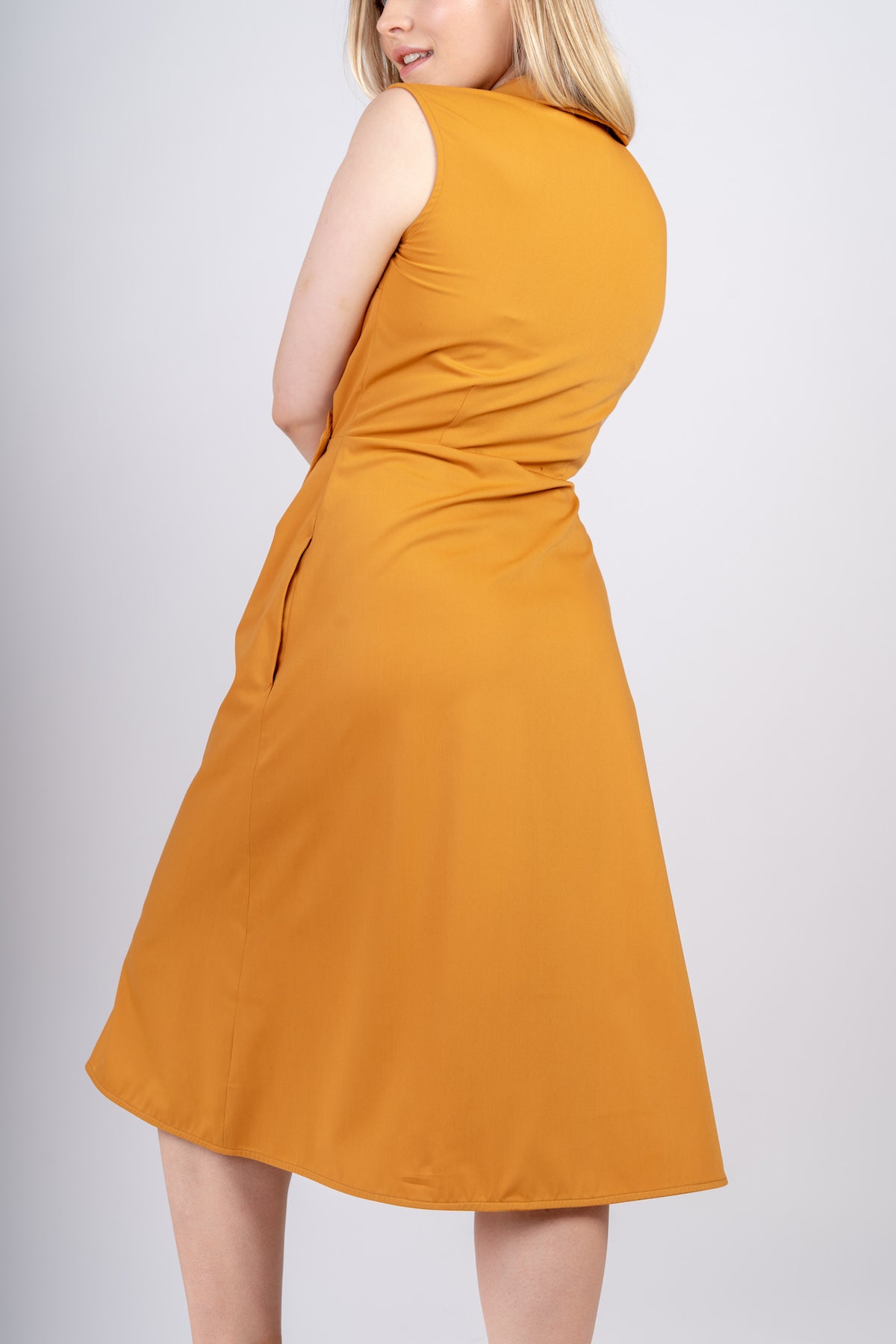 AYANI lang senfgelb Kleid mit Taschen. Wickelkleid in gelb. Gelbes Kleid online kaufen.